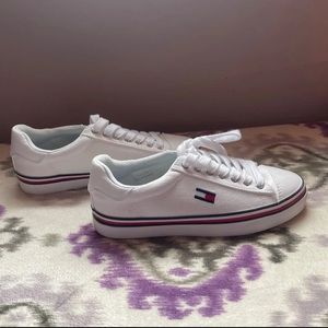 Tommy Hilfiger white low cut canvas shoes